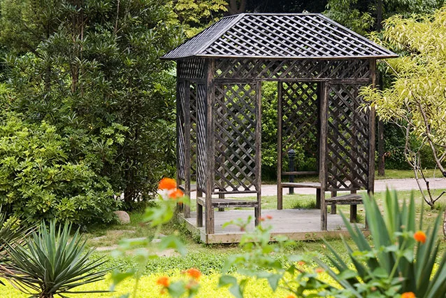 Naturnahe, üppige Staudenbepflanzung im Garten