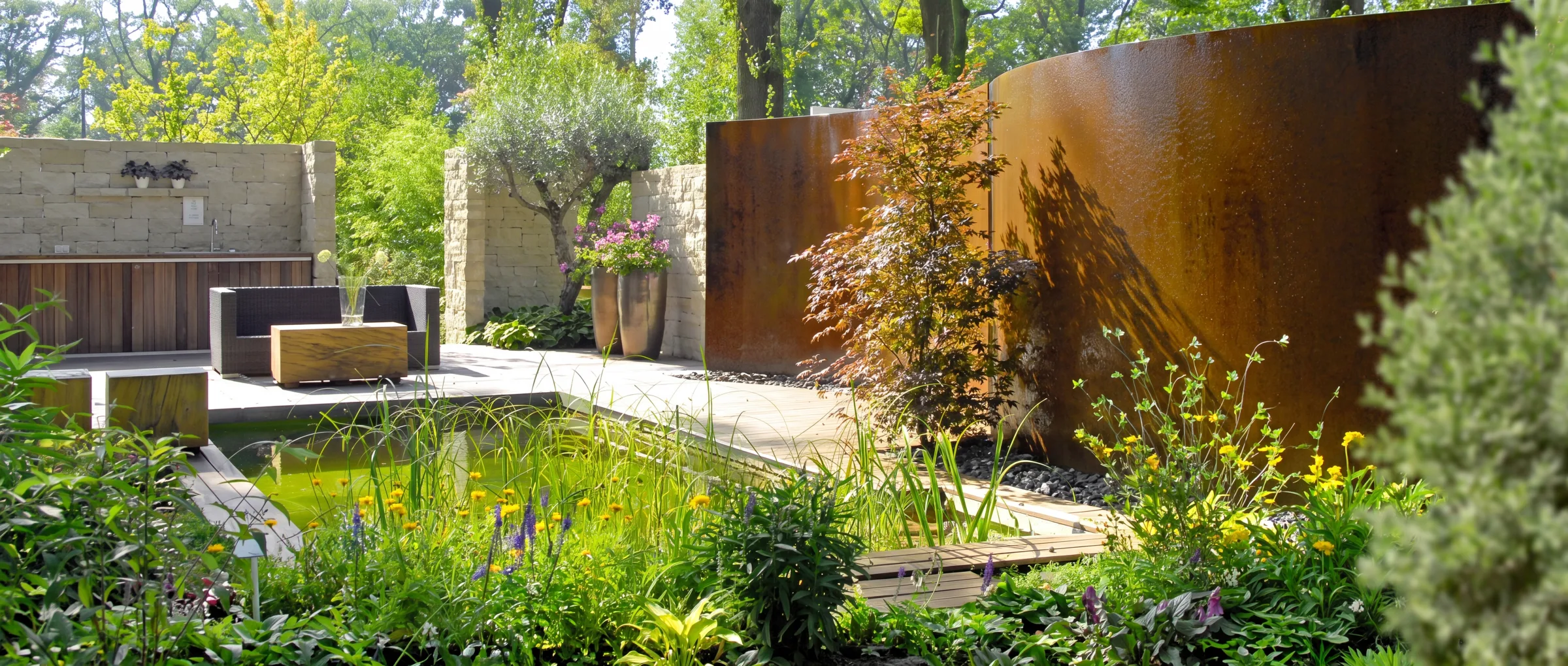 Schaugarten mit Naturteich, Cortenstahl-Wand und Blühwiese von Gartengestaltung Buß