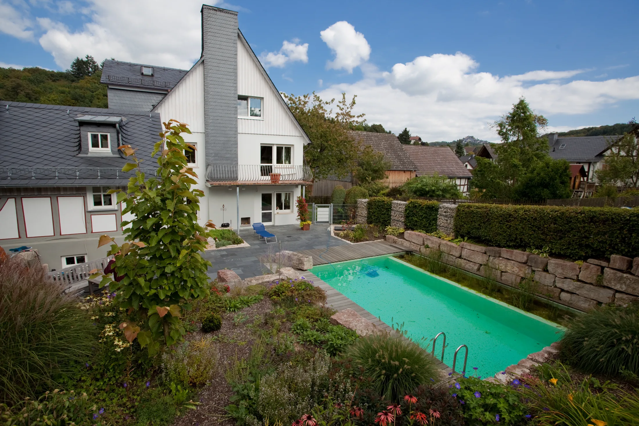 Naturpool an einem Wohnhaus in Mittelhessen, gebaut von Gartengestaltung Buß
