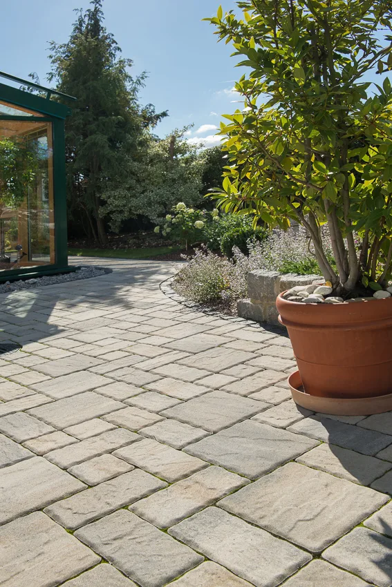 Pflasterarbeiten und frische Bepflanzung bei einer Gartenneuanlage in Bischoffen