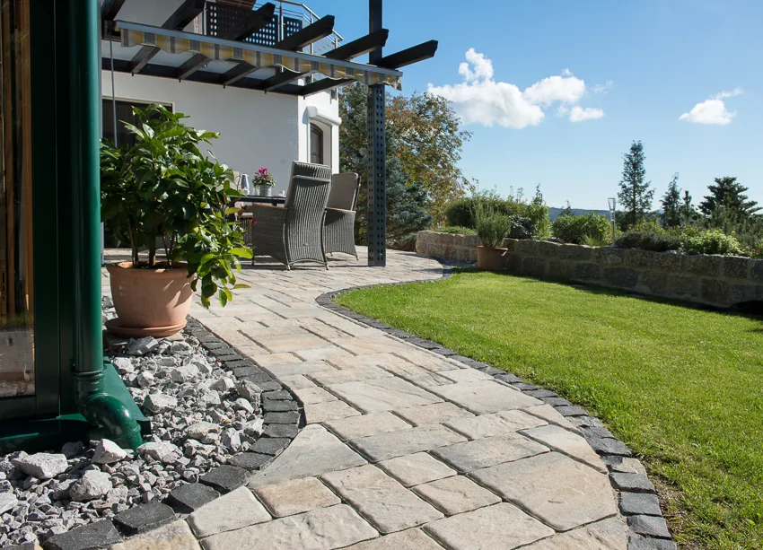 Fertige Gartenanlage in Bischoffen mit Terrasse, geschwungenem Pflasterweg und Rasen