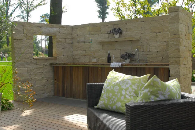 Außenküche mit Grill und Arbeitsfläche auf einer Holzterrasse in Erda