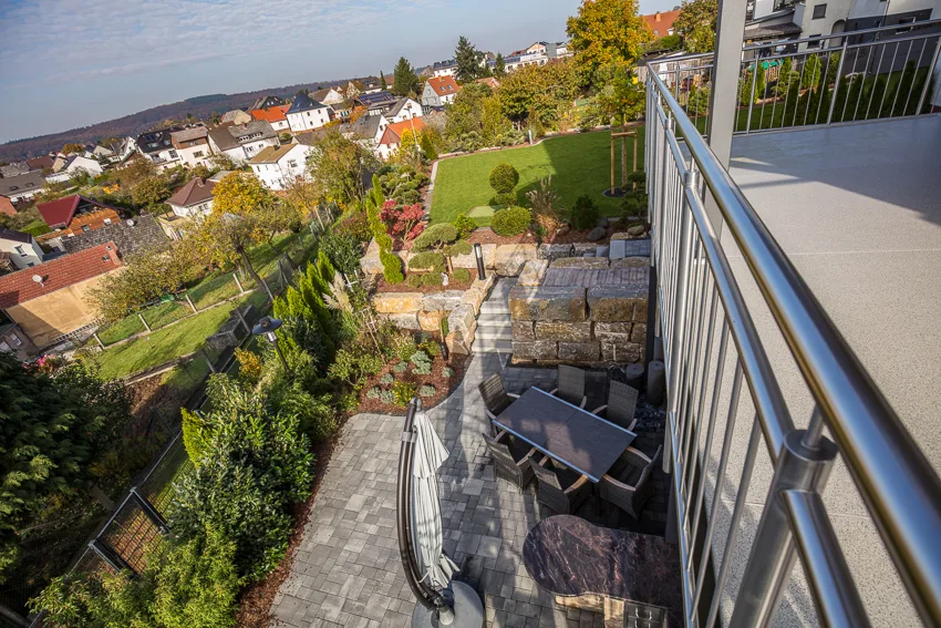 Holzterrasse mit umgebender Bepflanzung in Erda