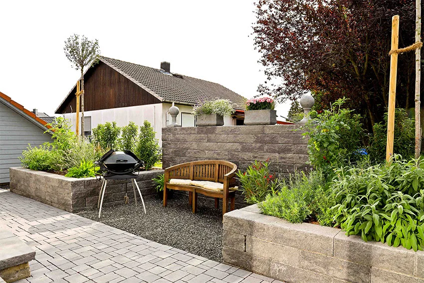 Detail der Gartengestaltung mit Wasserbecken und Bepflanzung in Reiskirchen
