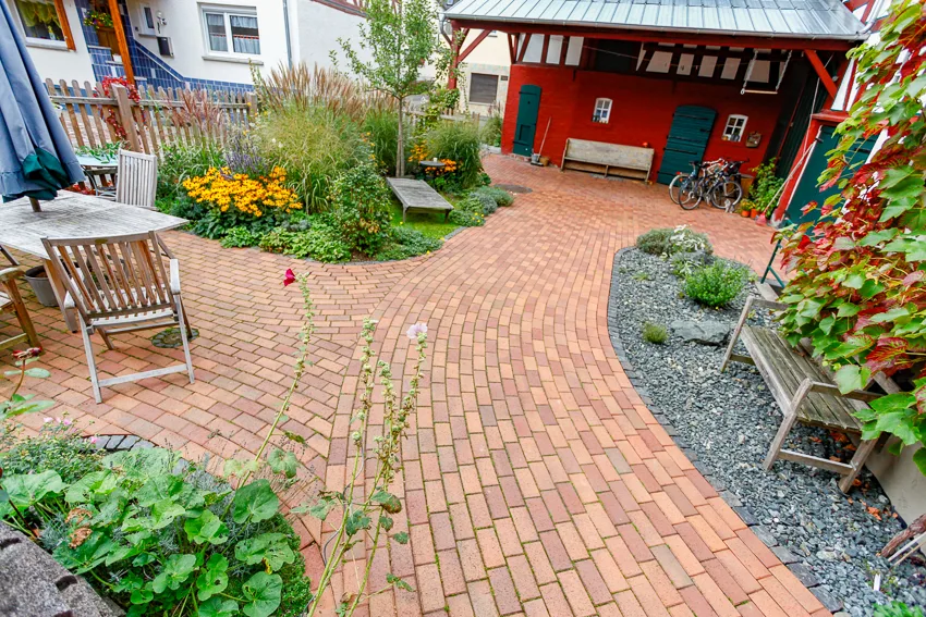 Neu angelegter Garten mit Pflasterfläche und Bepflanzung in Hohenahr bei Herborn