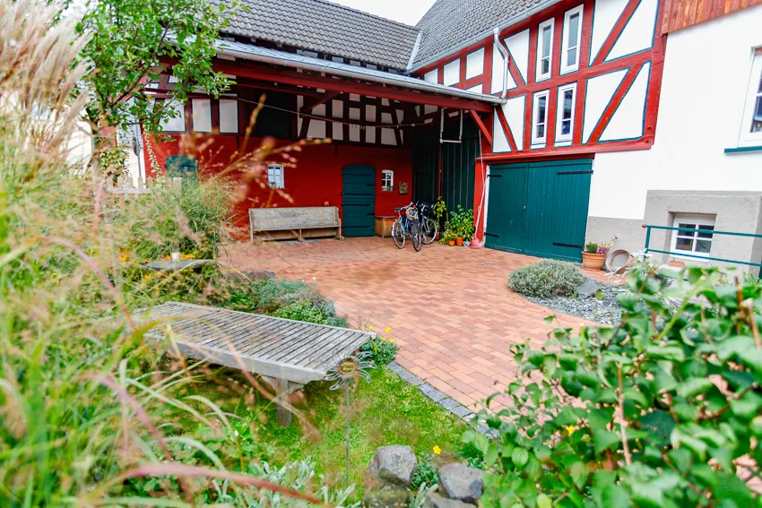 Neu gestalteter Hof mit Pflasterfläche und Bepflanzung in Hohenahr
