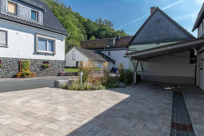 Naturnahe Staudenpflanzung zwischen Steinen in Hohenahr