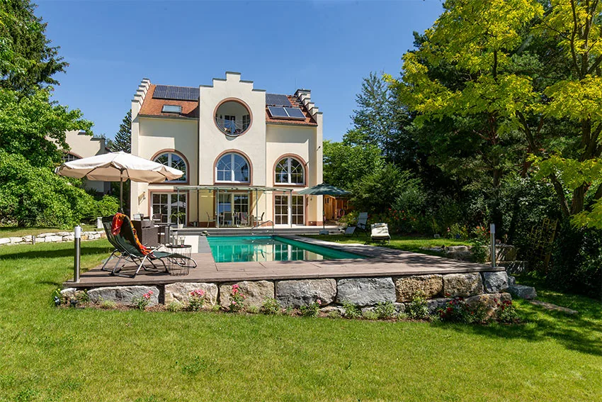 Schwimmteichanlage mit Steg und Uferbepflanzung in Butzbach