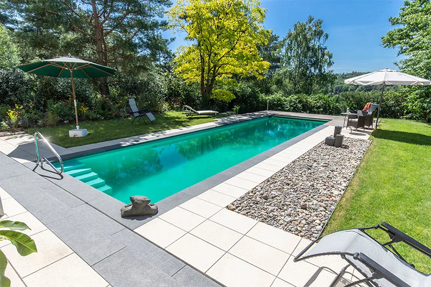 Klares Wasser im Schwimmteich in Butzbach