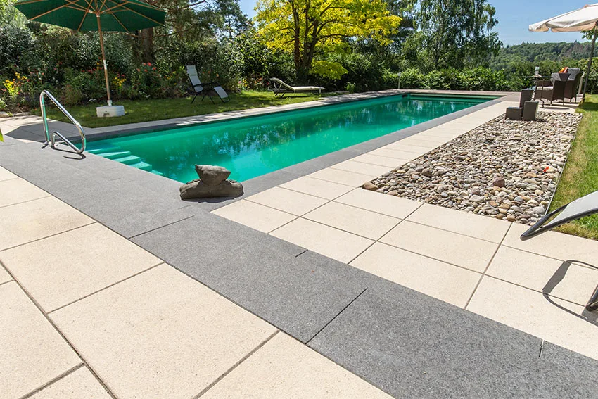 Schwimmteichanlage mit Natursteinrand und klarem Wasser in Butzbach