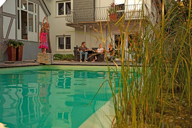Teichanlage mit über 100 m² Wasserfläche und Bepflanzung in Biebertal