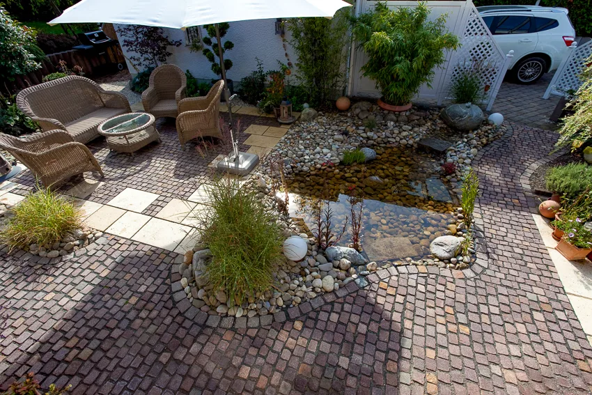 Terrasse mit Teichanlage und Sitzplatz am Wasser in Erda