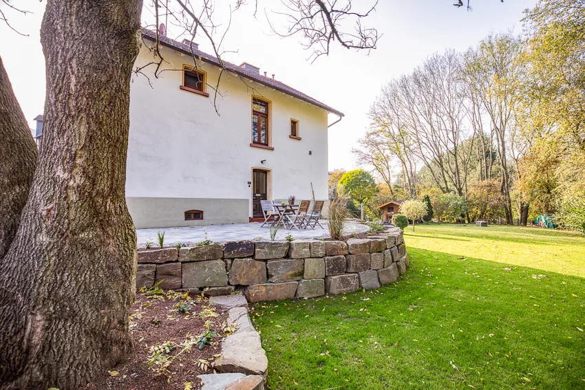 Neu gebaute Terrasse mit Blick in den Garten in Gladenbach