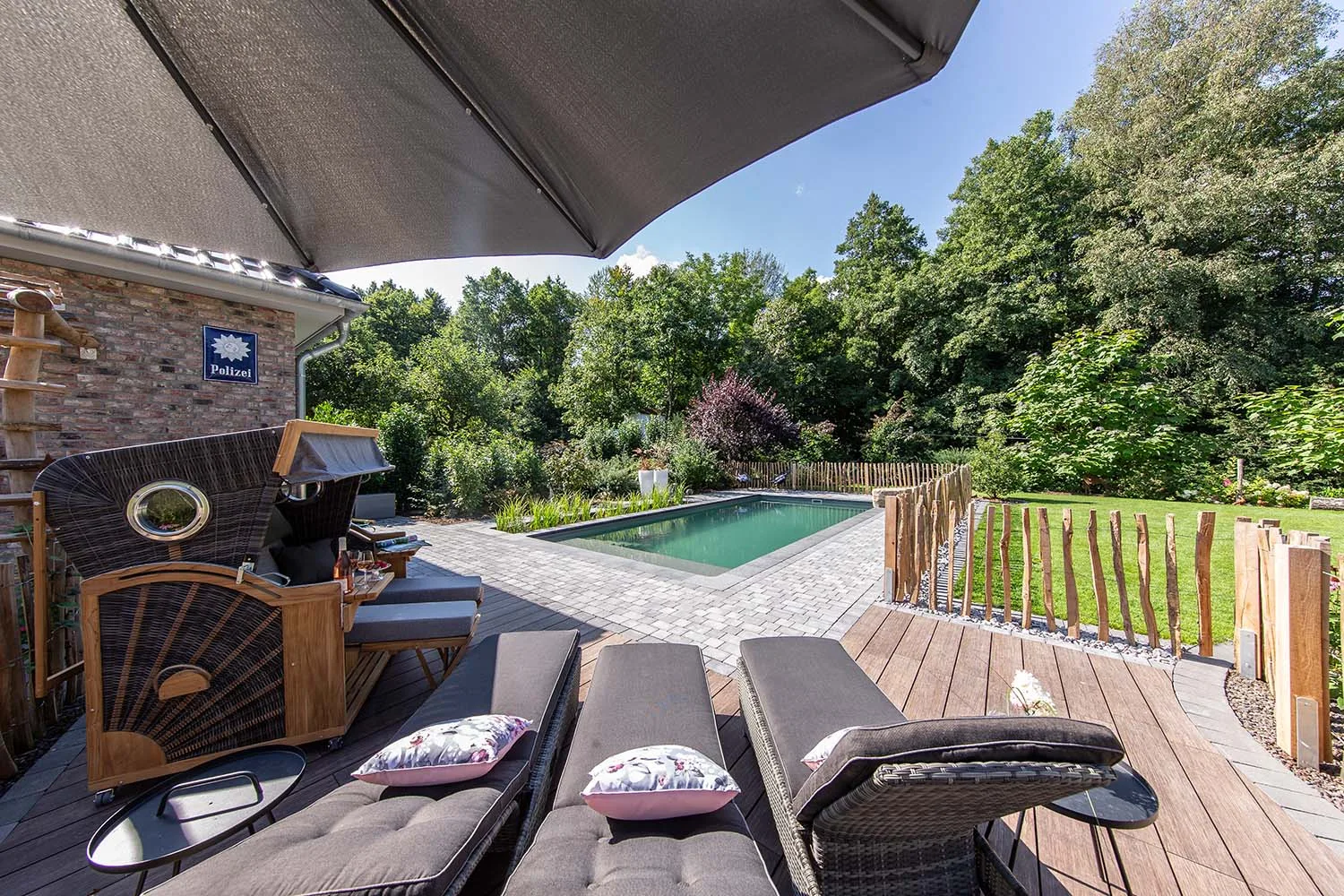 Sitzplatz am Wasser in der Wellnessoase in Burbach