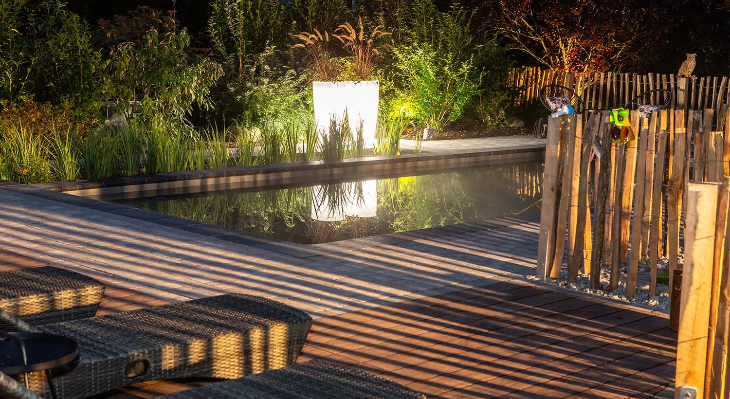 Gebauter Schwimmteich mit Ruhezone — Projektarbeit bei Gartengestaltung Buß