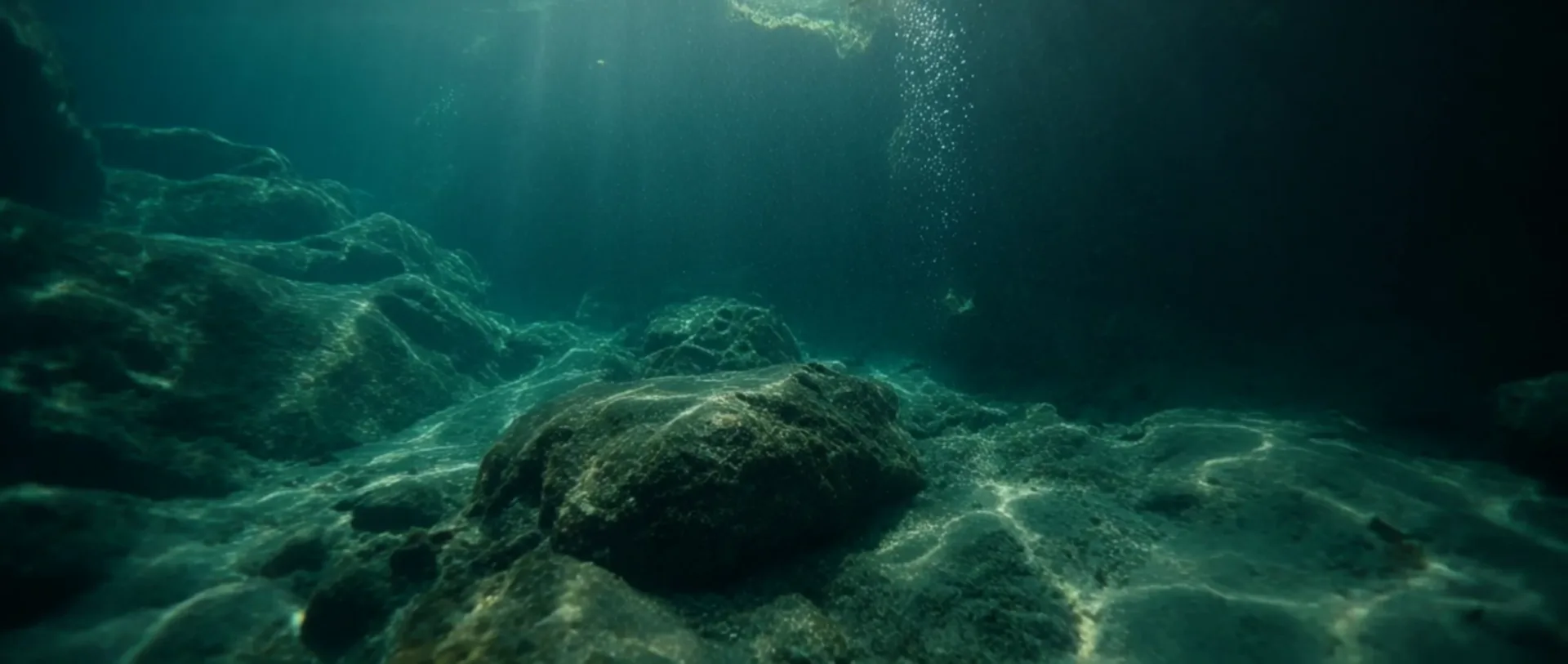 Blick durch klares, chlorfreies Naturpool-Wasser mit Lichtstrahlen